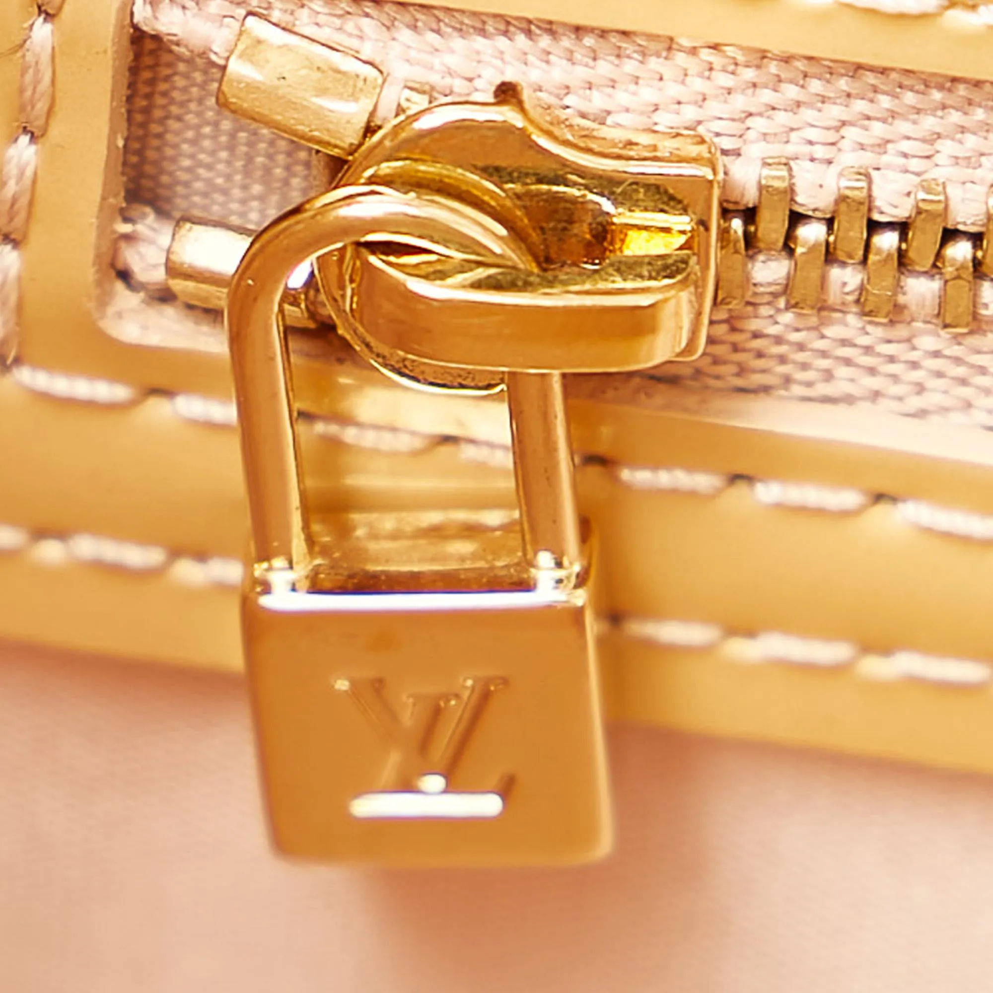 Louis Vuitton Vernis Wilshire PM (SHG-31830)