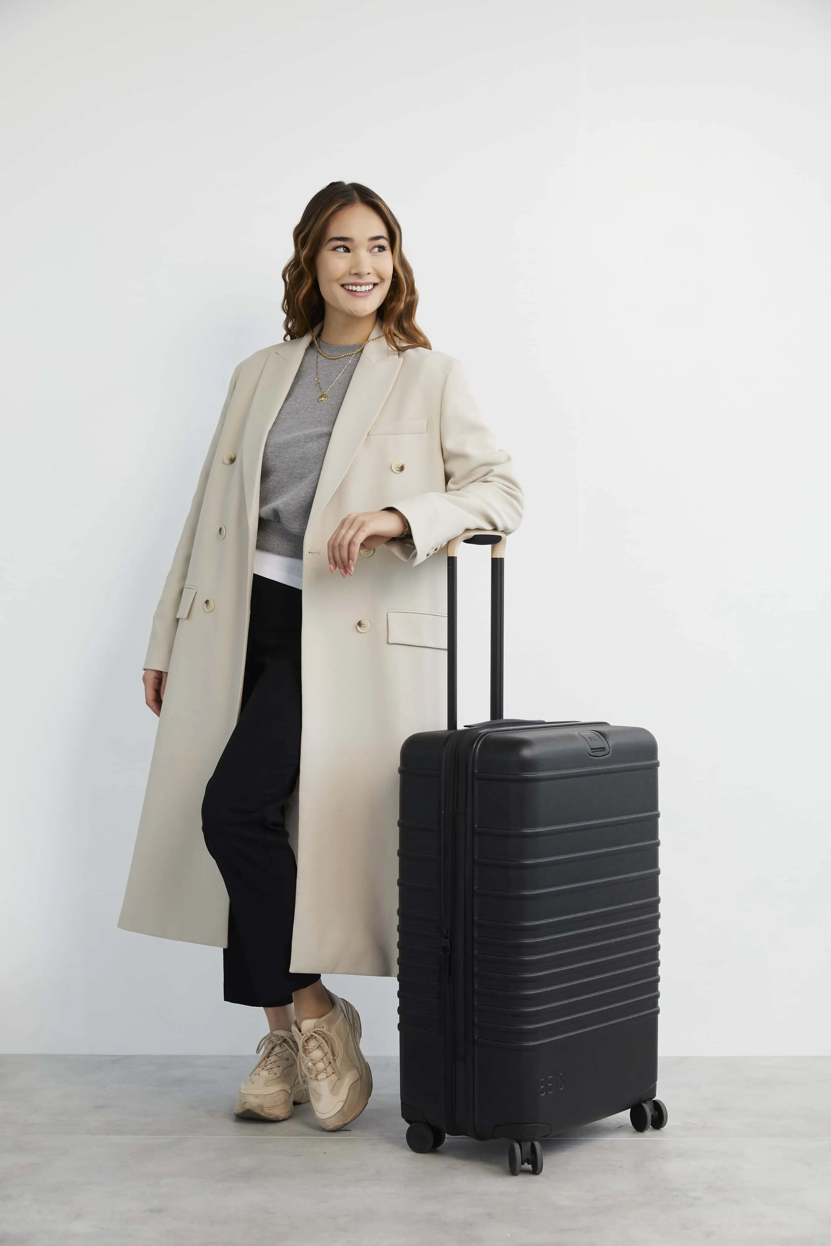 The Medium Check-In Roller in Black